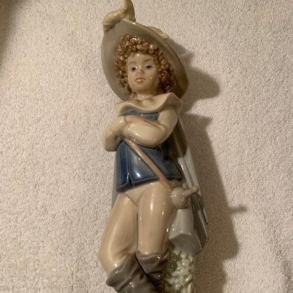 Vintage Lladro NAO Boy Musketeer Swordsman with feather in hat 1987 - Picture 8 of 8